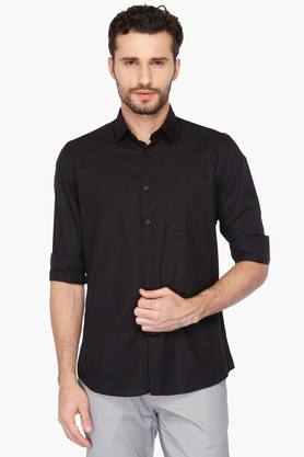 Shoppersstop – Get upto 60% off on Men’s Shirts